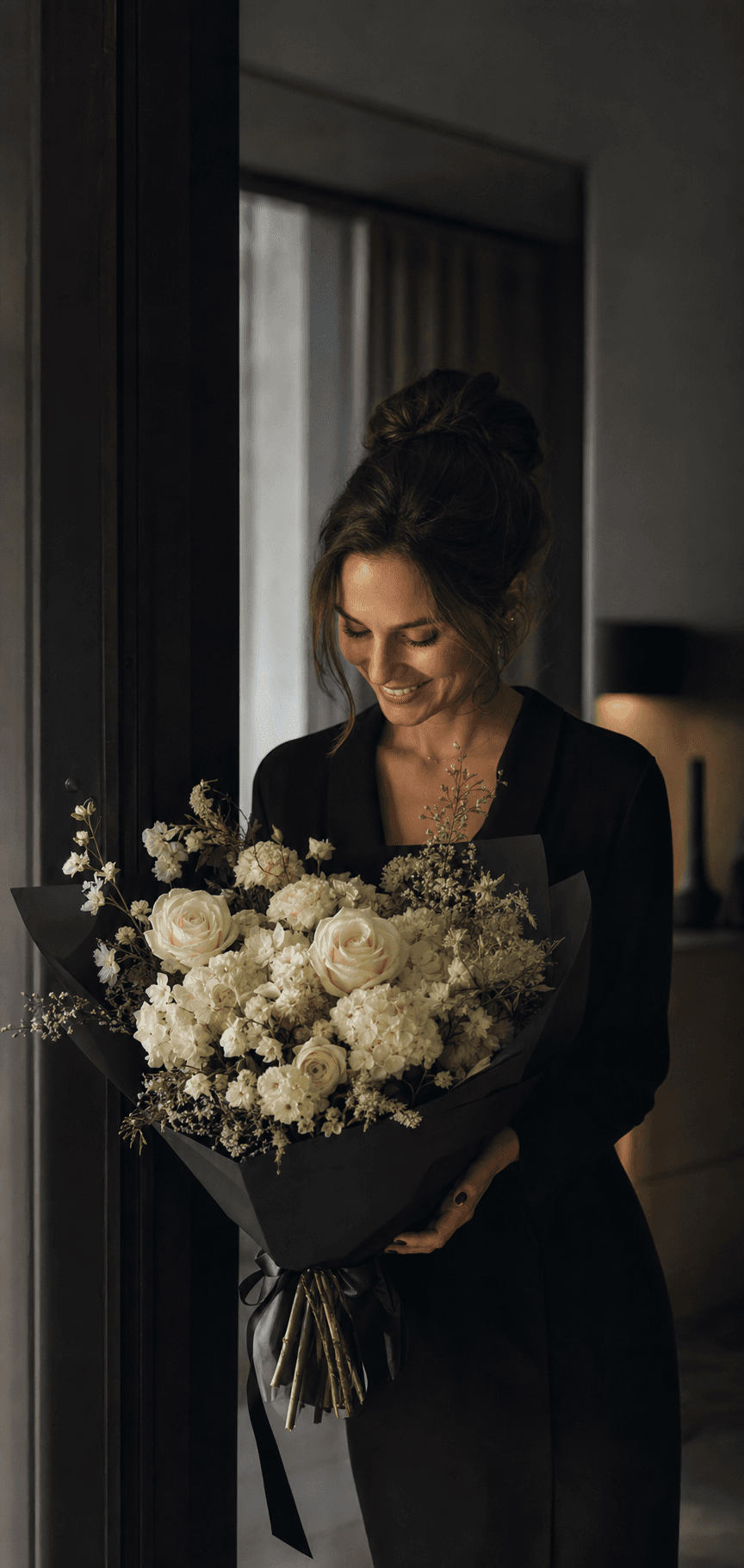 Eine Empfängerin mit einem eleganten Flau Bouquet in Elfenbein