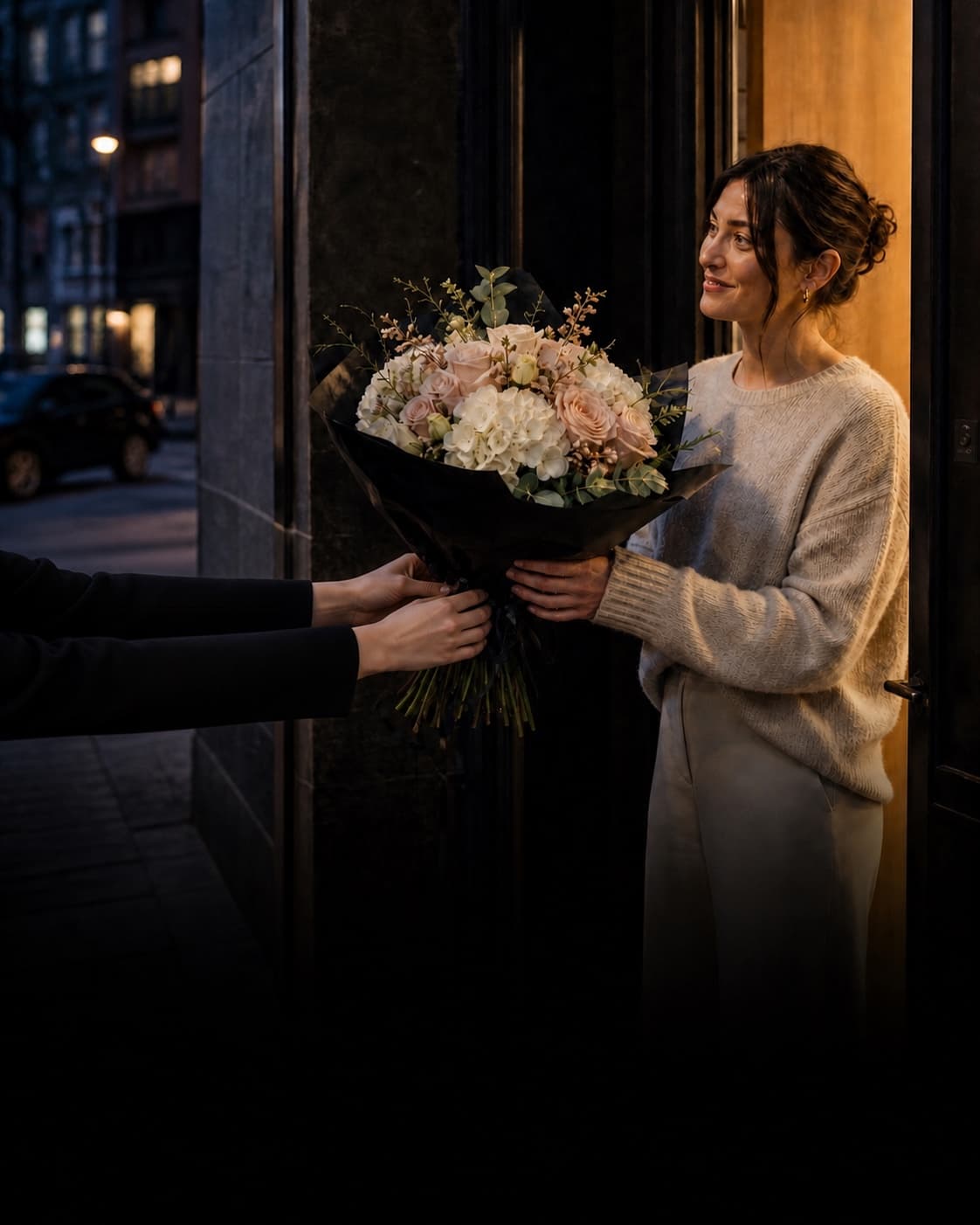 Eine professionelle Botin übergibt ein Premium-Bouquet persönlich