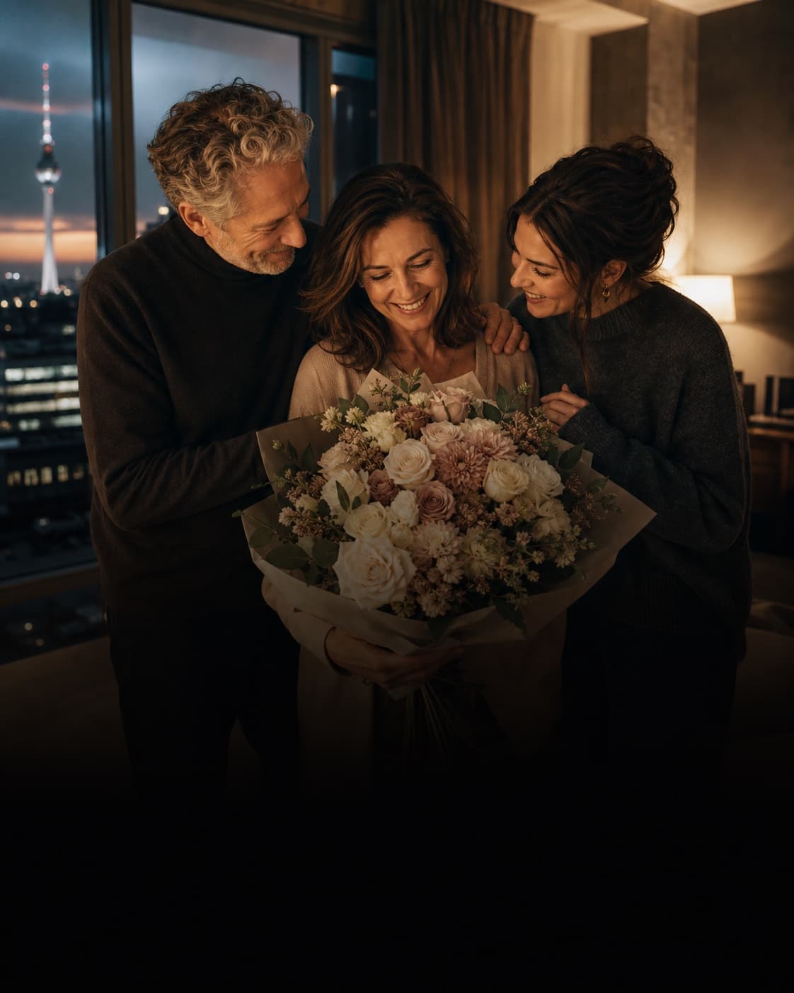 Eine Familie freut sich gemeinsam über ein elegantes Bouquet